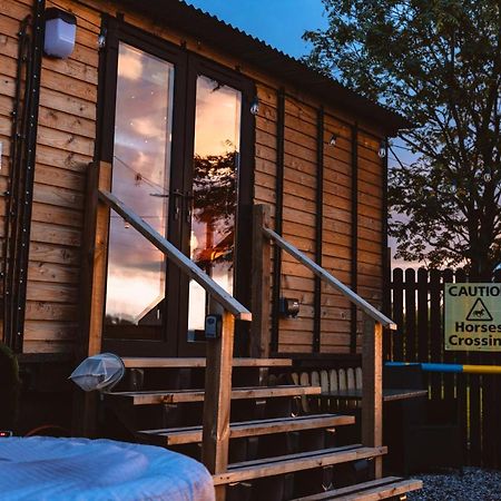 The Horrrsebox Tinyhouse Glamping Hotel Garadice Buitenkant foto