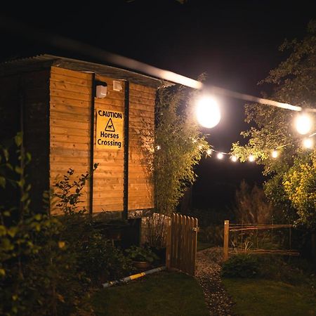 The Horrrsebox Tinyhouse Glamping Hotel Garadice Buitenkant foto