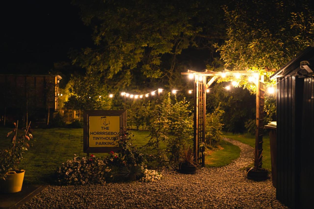 The Horrrsebox Tinyhouse Glamping Hotel Garadice Buitenkant foto