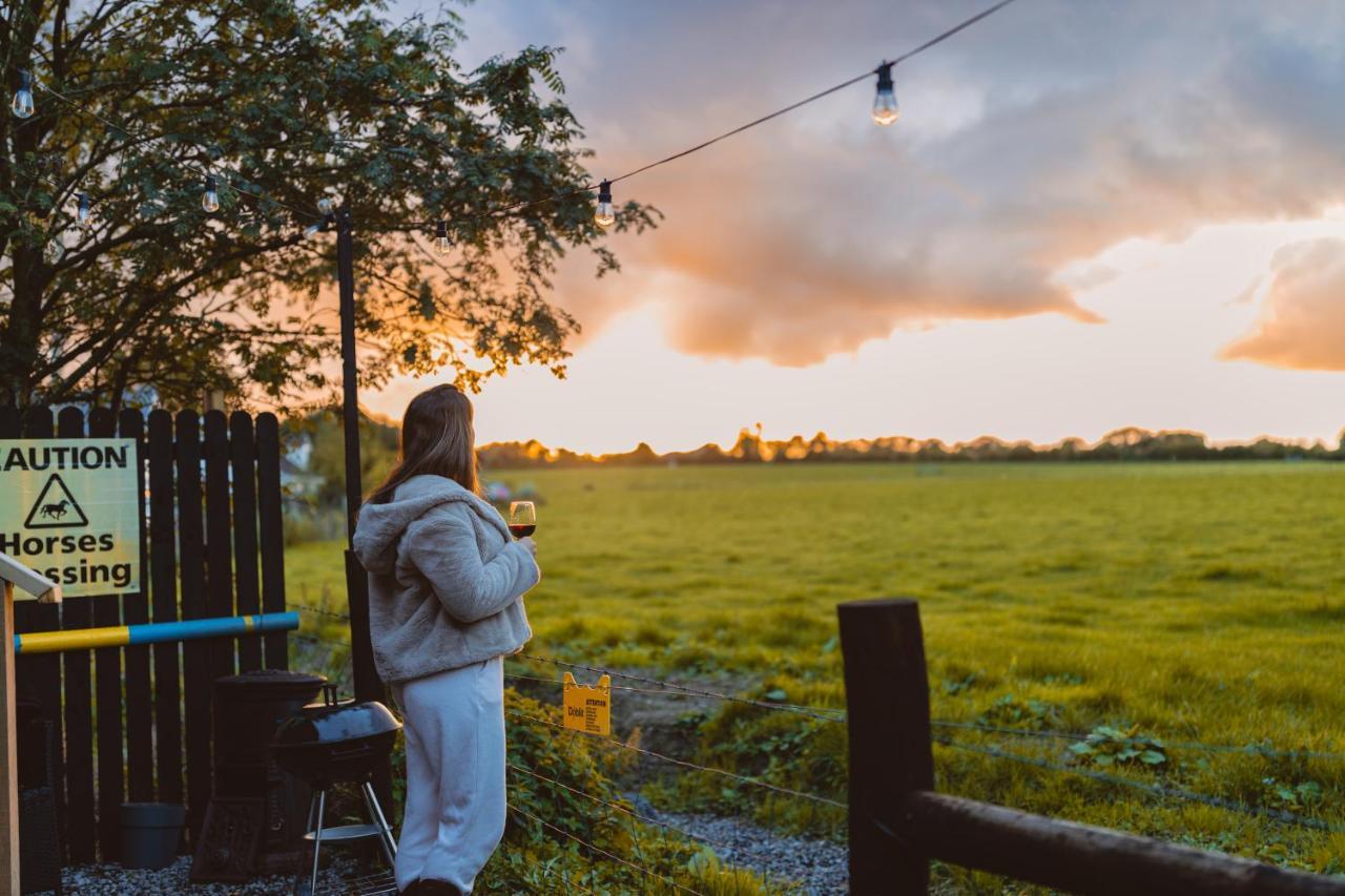 The Horrrsebox Tinyhouse Glamping Hotel Garadice Buitenkant foto