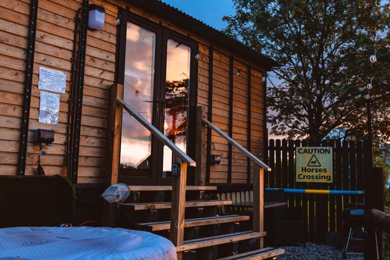 The Horrrsebox Tinyhouse Glamping Hotel Garadice Buitenkant foto